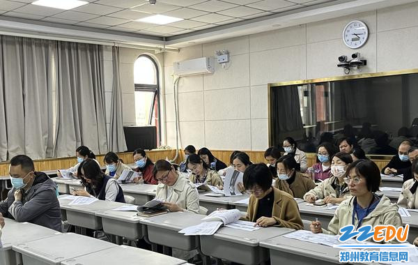 与会教师认真聆听 与会教师认真聆听