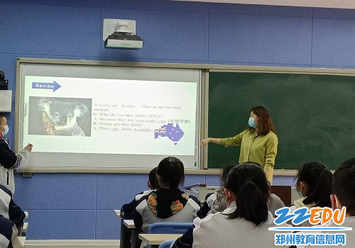 在上课的赵心仪老师 在上课的赵心仪老师