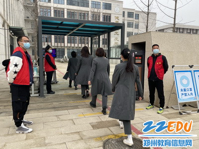 2022年3月16日银山路小学疫情防控演练之学生入校_调整大小 2022年3月16日银山路小学疫情防控演练之学生入校_调整大小