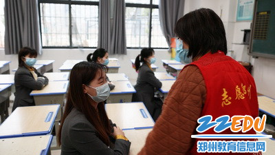 2022年3月16日银山路小学疫情防控演练之上课教师询问突然不适学生病情_调整大小 2022年3月16日银山路小学疫情防控演练之上课教师询问突然不适学生病情_调整大小