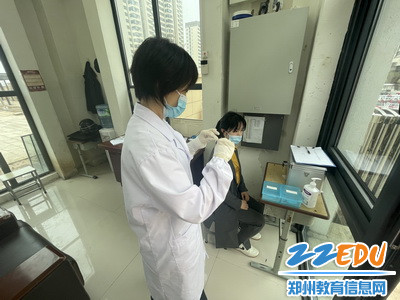 2022年3月16日银山路小学疫情防控演练之体温异常学生带入隔离室用水银温度计测温_调整大小 2022年3月16日银山路小学疫情防控演练之体温异常学生带入隔离室用水银温度计测温_调整大小