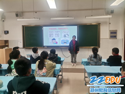 六二班主题班会学生演示近视后的感觉_调整大小 六二班主题班会学生演示近视后的感觉_调整大小