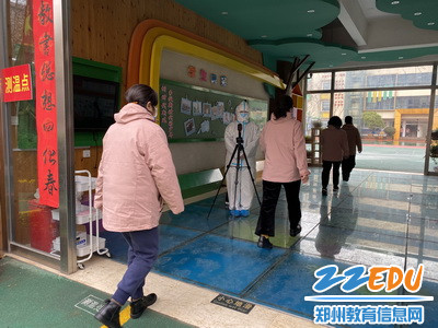 2.学生入校演练_调整大小 2.学生入校演练_调整大小