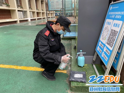 8.保安对快递进行消毒处理_调整大小 8.保安对快递进行消毒处理_调整大小