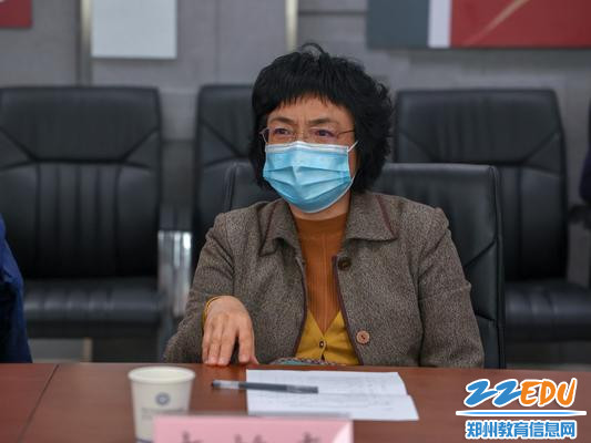 1.郑州市信息技术学校校长韦艳春代表学校对评估组一行的到来表示欢迎 1.郑州市信息技术学校校长韦艳春代表学校对评估组一行的到来表示欢迎