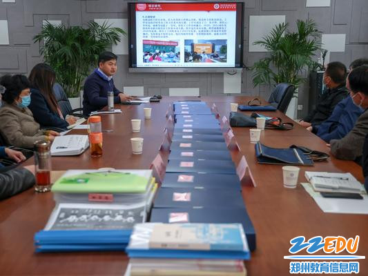 2.班主任工作室主持人助理朱开锋老师汇报工作室活动开展情况 2.班主任工作室主持人助理朱开锋老师汇报工作室活动开展情况