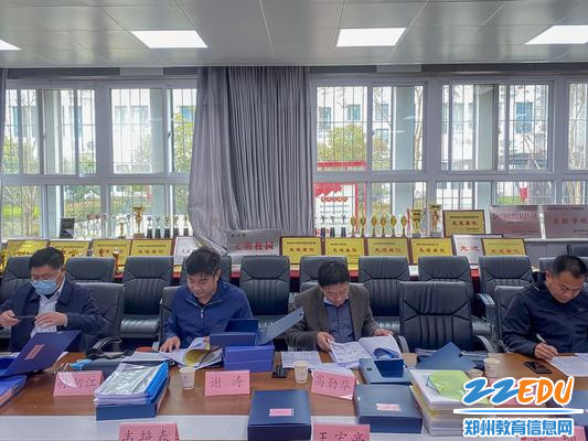 3.评估组专家认真查阅档案资料 3.评估组专家认真查阅档案资料