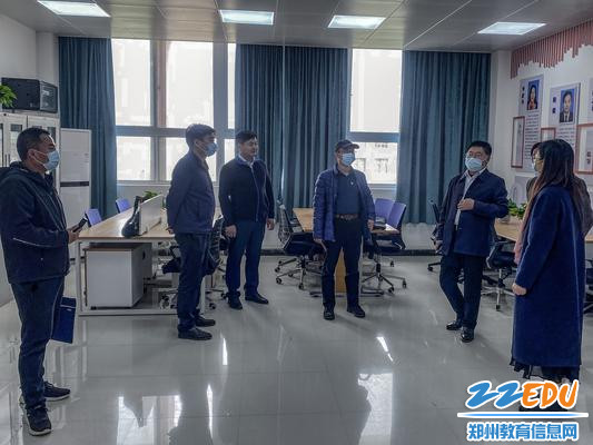 4.评估组专家实地查看工作室场地 4.评估组专家实地查看工作室场地