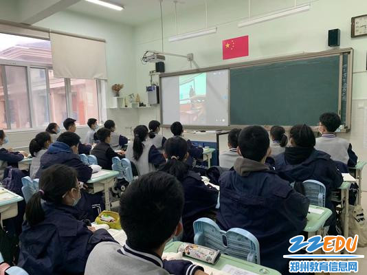 4、部分学生在教室通过钉钉直播观看讲座 4、部分学生在教室通过钉钉直播观看讲座