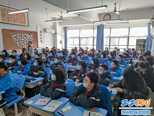 班主任老师和同学们认真倾听 班主任老师和同学们认真倾听