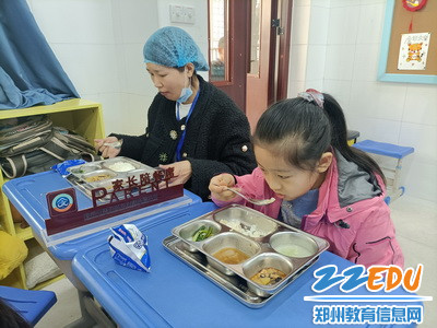 3.18惠济区长兴路实验小学家长陪餐活动 (7)_调整大小 3.18惠济区长兴路实验小学家长陪餐活动 (7)_调整大小