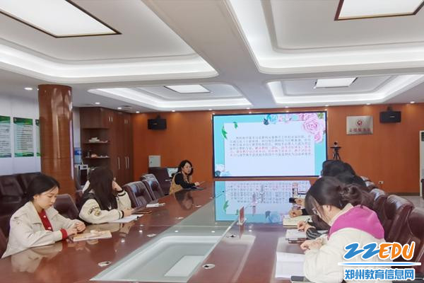 实习教师们聚精会神听讲座 实习教师们聚精会神听讲座