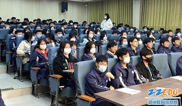 4学生们认真听讲 4学生们认真听讲