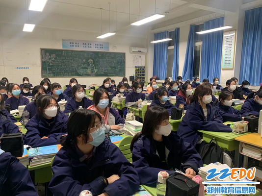 各班级学生认真观看视频,学习气象相关知识 各班级学生认真观看视频,学习气象相关知识