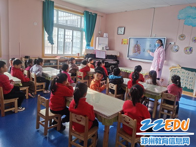 保健医给孩子讲解结核病的症状、传播途径_调整大小 保健医给孩子讲解结核病的症状、传播途径_调整大小