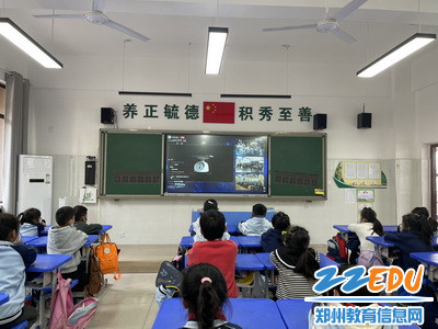 学生观看天宫课堂_调整大小 学生观看天宫课堂_调整大小