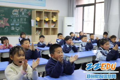 学生观看天宫课堂拍手叫好_调整大小 学生观看天宫课堂拍手叫好_调整大小