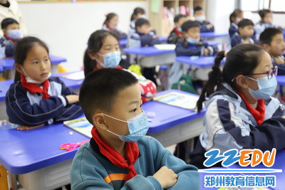 学生兴致勃勃地观看_调整大小 学生兴致勃勃地观看_调整大小