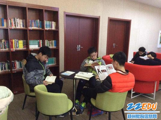 学生在图书馆阅读、浏览