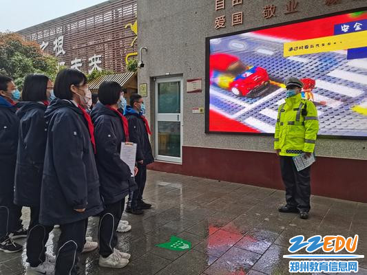 郑州八中联合郑州交警一大队开展交通安全宣传活动 郑州八中联合郑州交警一大队开展交通安全宣传活动