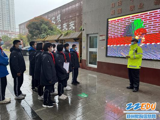 郑州交警一大队交警谢东霖结合当前交通安全形势和学生实际,讲解交通安全知识 郑州交警一大队交警谢东霖结合当前交通安全形势和学生实际,讲解交通安全知识