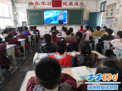 学生观看太空授课活动_调整大小 学生观看太空授课活动_调整大小