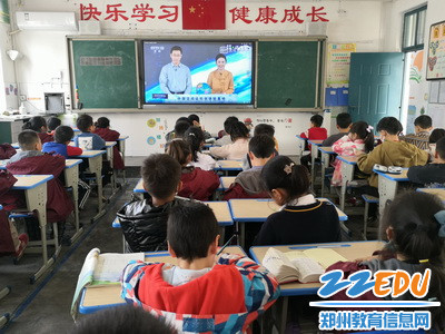 学生观看太空授课活动1_调整大小 学生观看太空授课活动1_调整大小