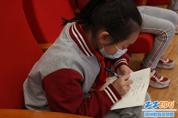 小小“追梦人”认真做笔记 小小“追梦人”认真做笔记