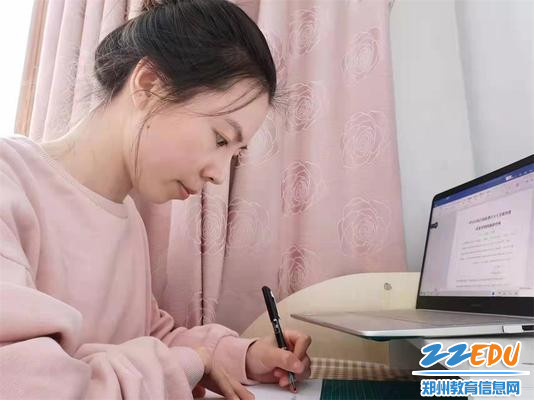 1老师们认真学习文件精神 1老师们认真学习文件精神