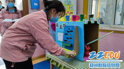 刘新月老师操作演示自己的玩教具_调整大小 刘新月老师操作演示自己的玩教具_调整大小