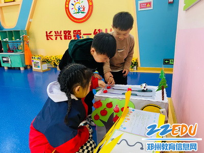 小评委们对教师的玩教具进行研究_调整大小 小评委们对教师的玩教具进行研究_调整大小