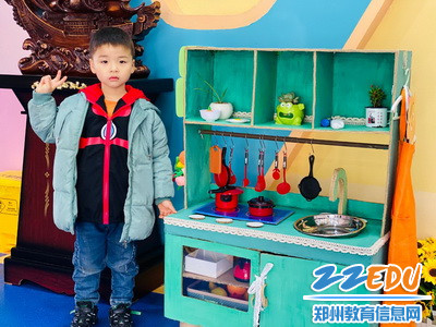 小评委们选出自己最喜欢的玩教具进行合影_调整大小 小评委们选出自己最喜欢的玩教具进行合影_调整大小