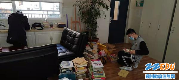 学校政体处将所捐图书一一登记在册 学校政体处将所捐图书一一登记在册