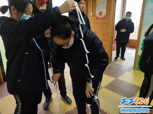 “穿越A4纸”成功 “穿越A4纸”成功