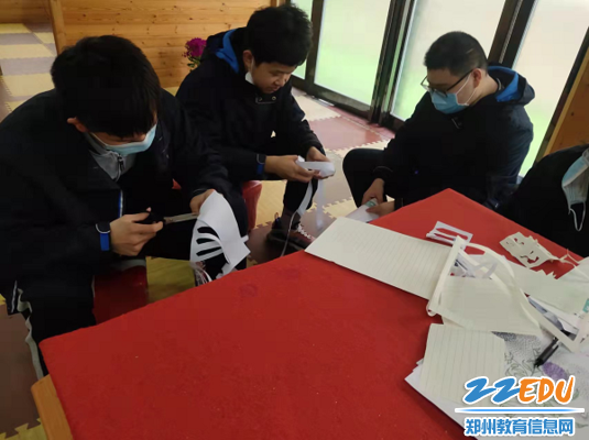 同学们开动脑筋、积极探索 同学们开动脑筋、积极探索