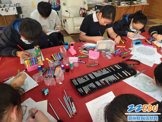 用画笔和色彩表达内心 用画笔和色彩表达内心