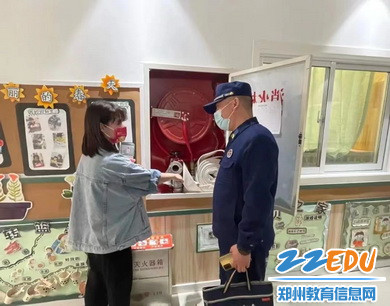 2.消防叔叔和总务主任排查幼儿园消防隐患_调整大小 2.消防叔叔和总务主任排查幼儿园消防隐患_调整大小