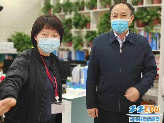 郑州市第十四初级中学党支部书记、执行校长施玉娟（左）对社区服务表示感谢