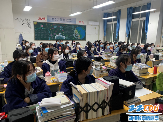 各班级学生认真听讲并记录知识点 各班级学生认真听讲并记录知识点