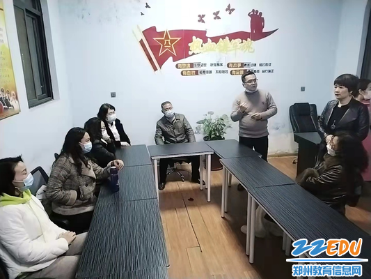 学生处主任郑丹向班主任强调学生心理疏导工作的重要性 学生处主任郑丹向班主任强调学生心理疏导工作的重要性