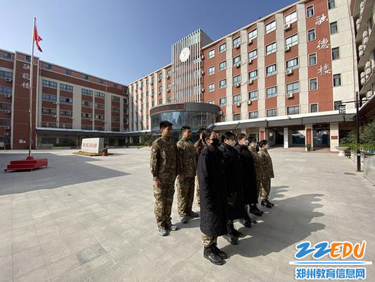 教官列队准备排查宿舍安全 教官列队准备排查宿舍安全