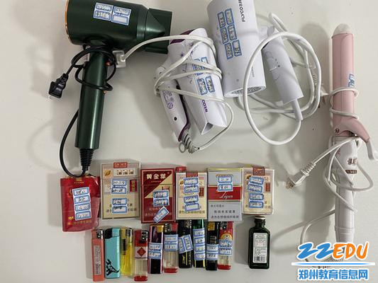 从宿舍排查出来部分违禁物品 从宿舍排查出来部分违禁物品