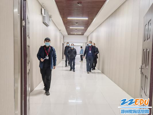 2、检查组查看防疫物资 2、检查组查看防疫物资