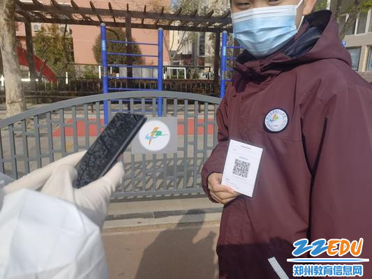 3.为每位学生制作过塑核酸检测二维码卡片