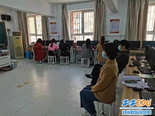 4.理化生组老师参加实验线上培训
