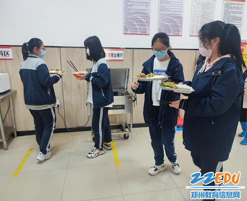 就餐前,戴好口罩 就餐前,戴好口罩