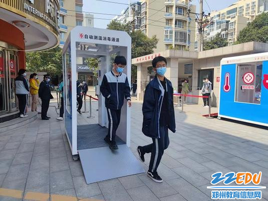 入校经过“自动测温消毒通道” 入校经过“自动测温消毒通道”