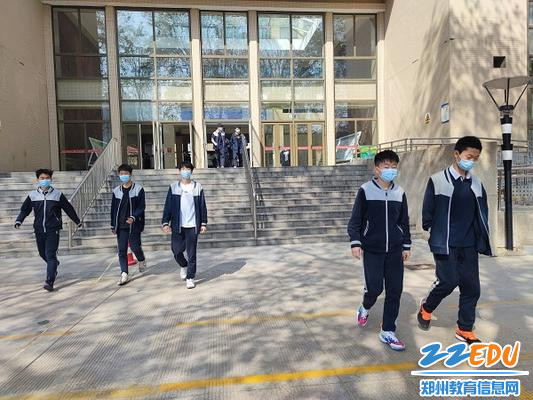 校园内,学生常态化佩戴口罩 校园内,学生常态化佩戴口罩