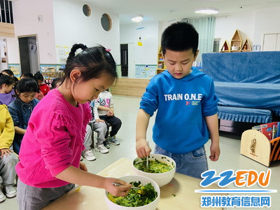 6.我们把香菜和鸡蛋搅拌均匀,准备烹饪啦!_调整大小 6.我们把香菜和鸡蛋搅拌均匀,准备烹饪啦!_调整大小