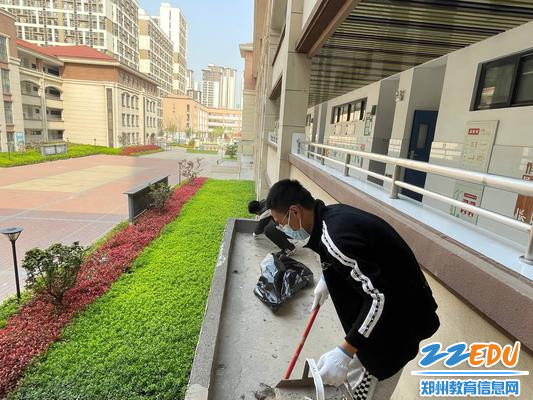 教师疏通楼顶下水道(1) 教师疏通楼顶下水道(1)